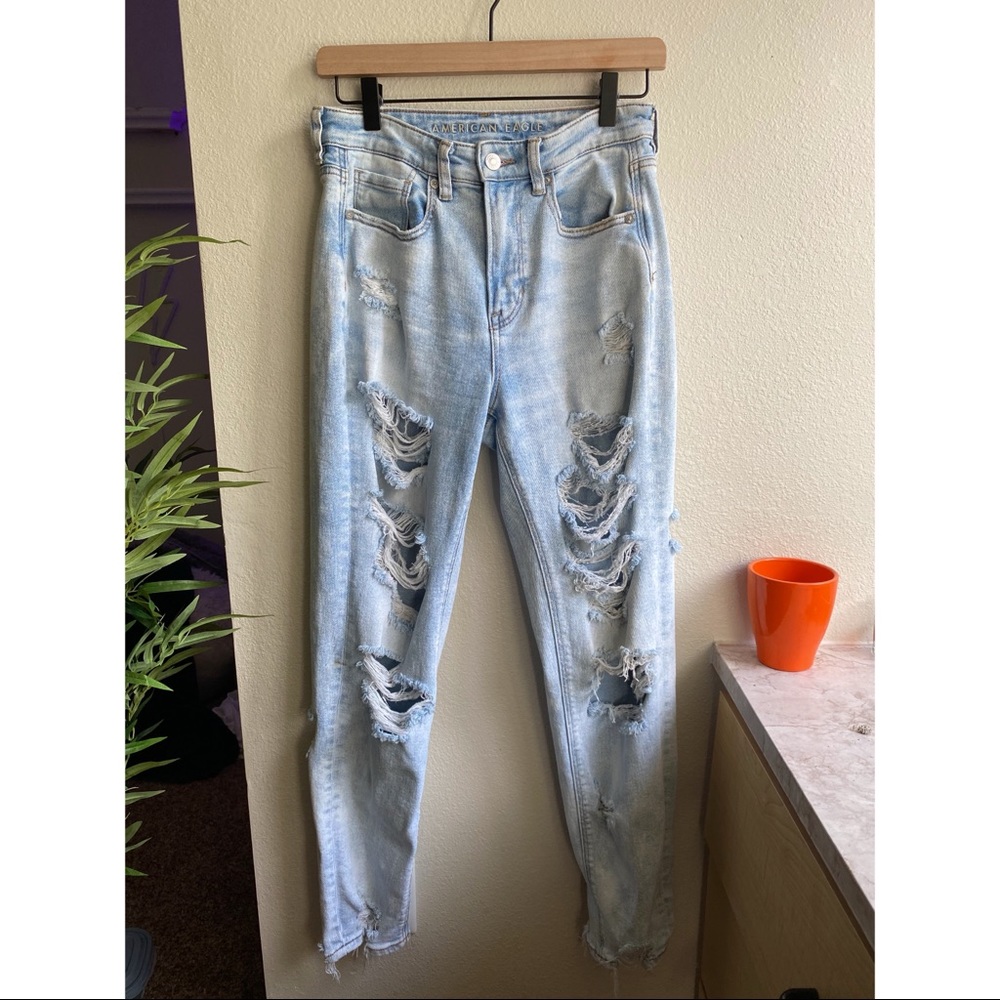 American Eagle “stretch” distressed mom jeans💫